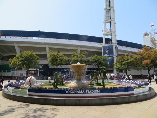 17年スタジアム巡り 4 15横浜スタジアムその２ 横浜公園の噴水もボールパーク仕様 スタジアムの中心に ﾟdﾟ ｳﾏｰ と叫ぶブログ