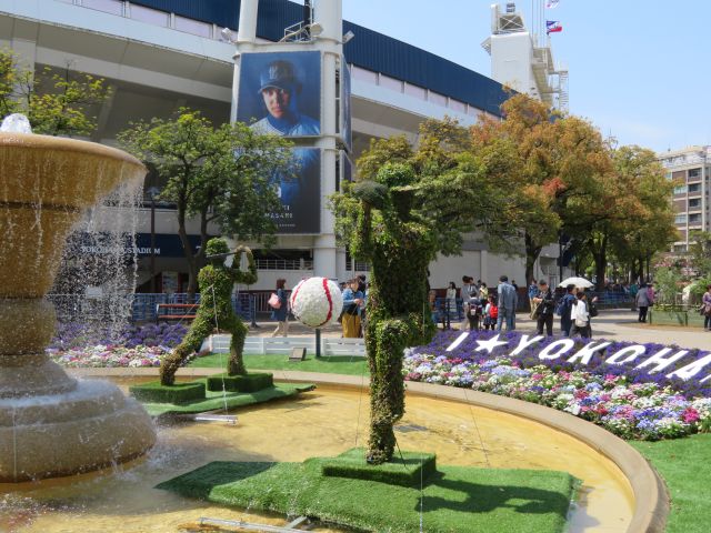 17年スタジアム巡り 4 15横浜スタジアムその２ 横浜公園の噴水もボールパーク仕様 スタジアムの中心に ﾟdﾟ ｳﾏｰ と叫ぶブログ