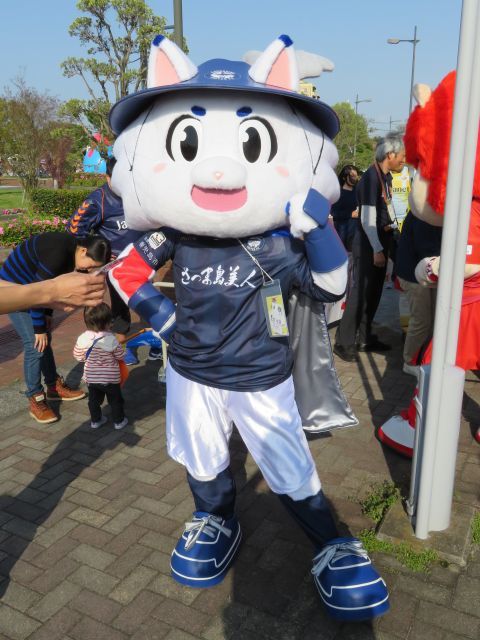 鹿児島ユナイテッドFC】ゆないくー: スタジアムの中心に、(ﾟдﾟ)ｳﾏｰ と